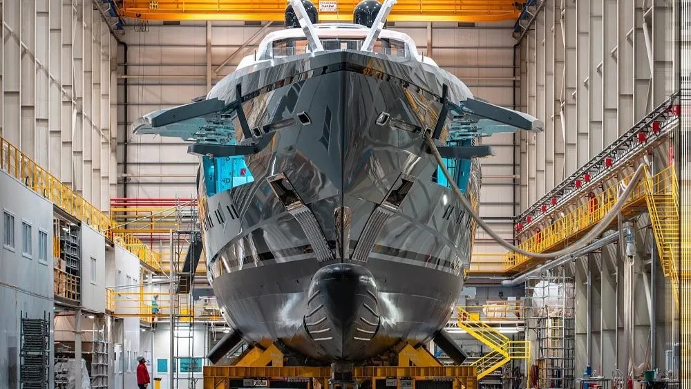 Superyacht in costruzione all’interno di un cantiere navale